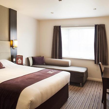 Premier Inn High Wycombe/Beaconsfield Bagian luar foto