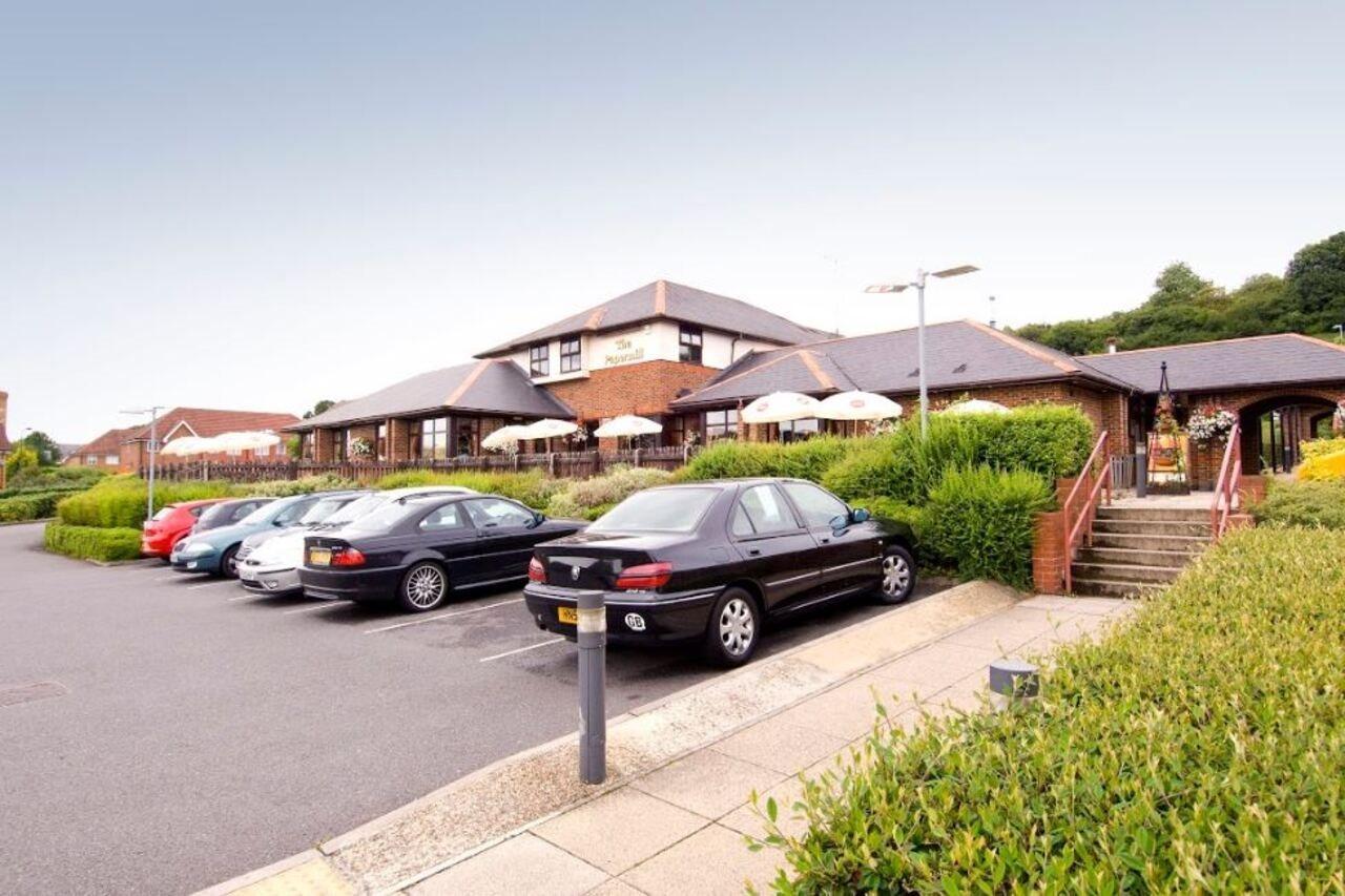 Premier Inn High Wycombe/Beaconsfield Bagian luar foto