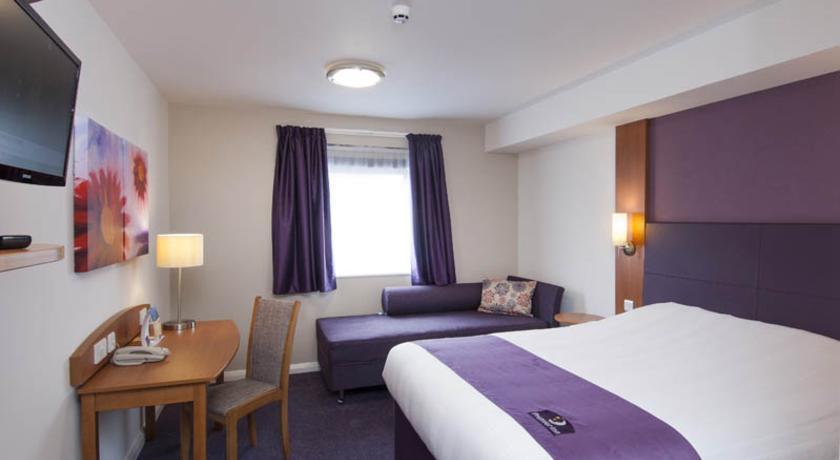 Premier Inn High Wycombe/Beaconsfield Bagian luar foto