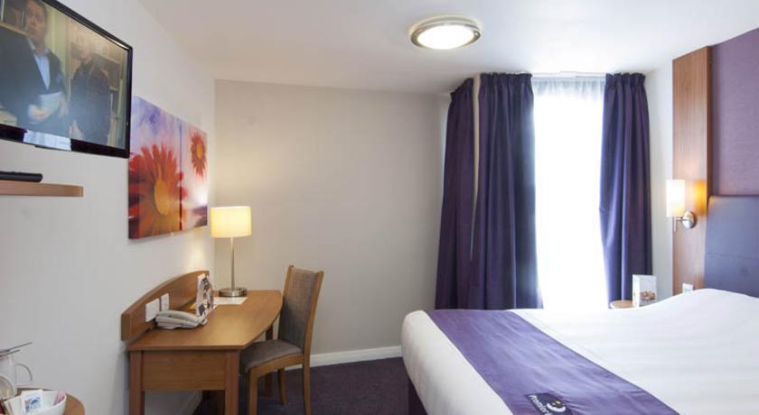 Premier Inn High Wycombe/Beaconsfield Bagian luar foto