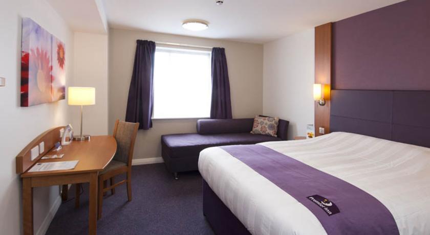 Premier Inn High Wycombe/Beaconsfield Bagian luar foto