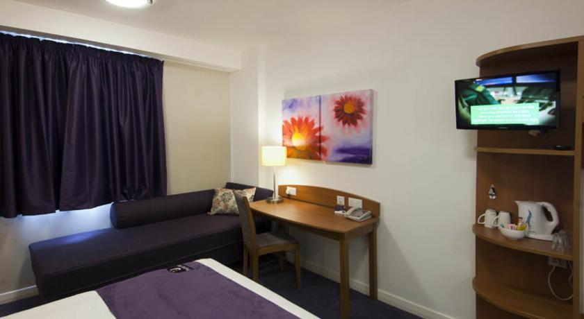 Premier Inn High Wycombe/Beaconsfield Bagian luar foto