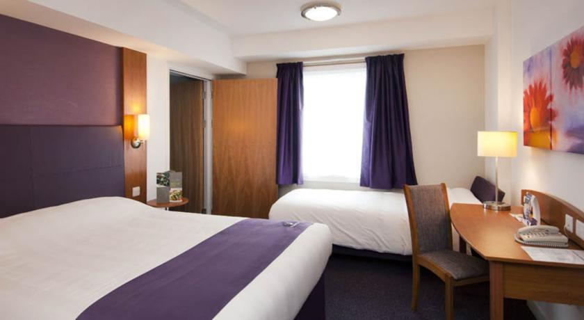Premier Inn High Wycombe/Beaconsfield Bagian luar foto
