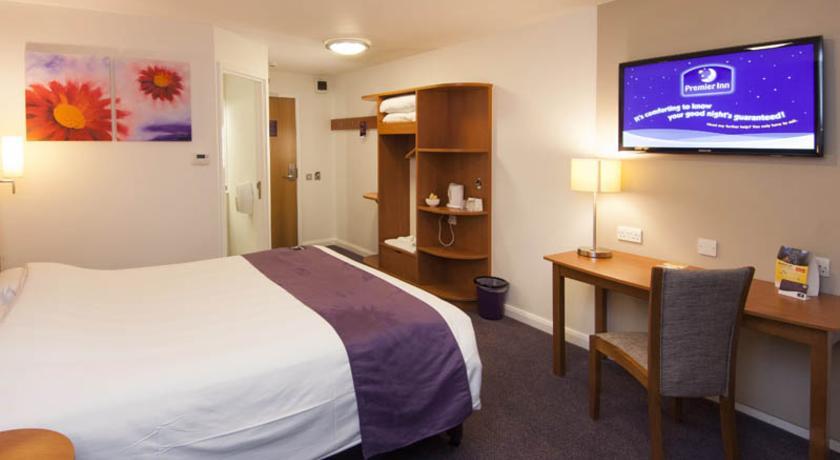Premier Inn High Wycombe/Beaconsfield Bagian luar foto