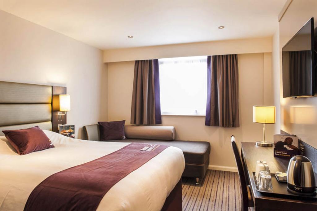 Premier Inn High Wycombe/Beaconsfield Bagian luar foto