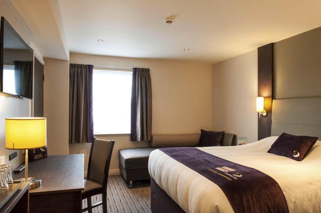 Premier Inn High Wycombe/Beaconsfield Bagian luar foto