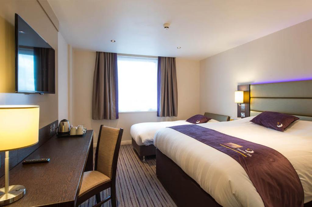 Premier Inn High Wycombe/Beaconsfield Bagian luar foto