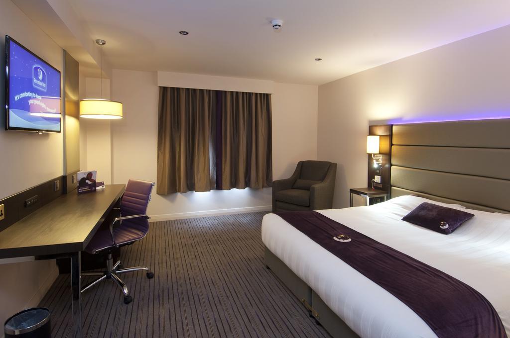 Premier Inn High Wycombe/Beaconsfield Bagian luar foto