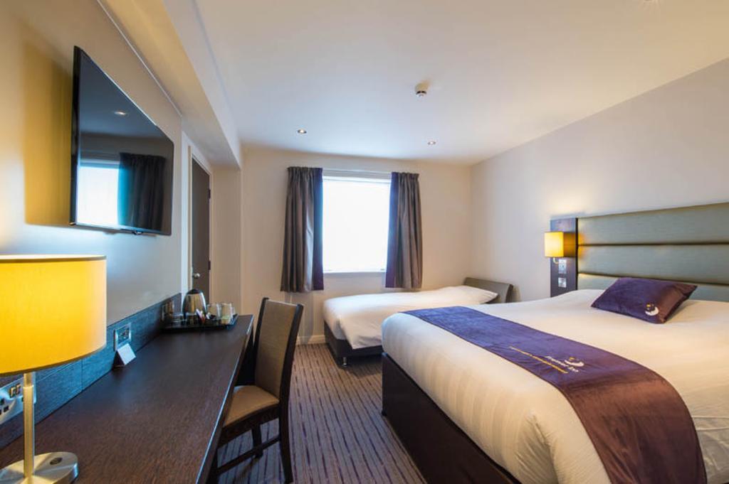 Premier Inn High Wycombe/Beaconsfield Bagian luar foto