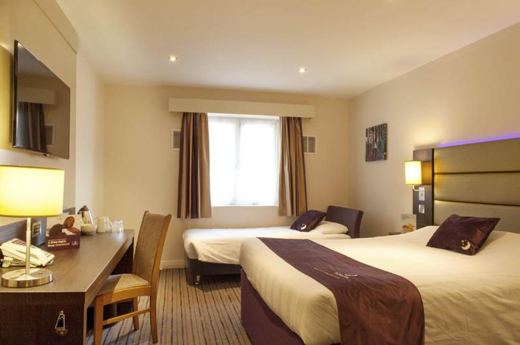 Premier Inn High Wycombe/Beaconsfield Bagian luar foto