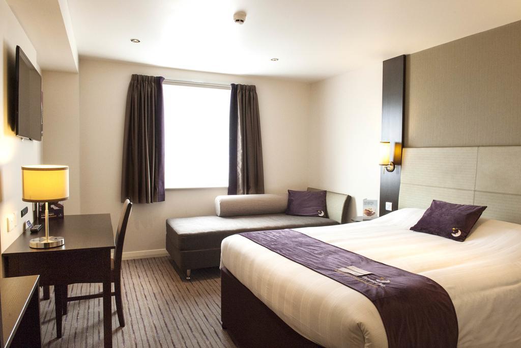 Premier Inn High Wycombe/Beaconsfield Bagian luar foto