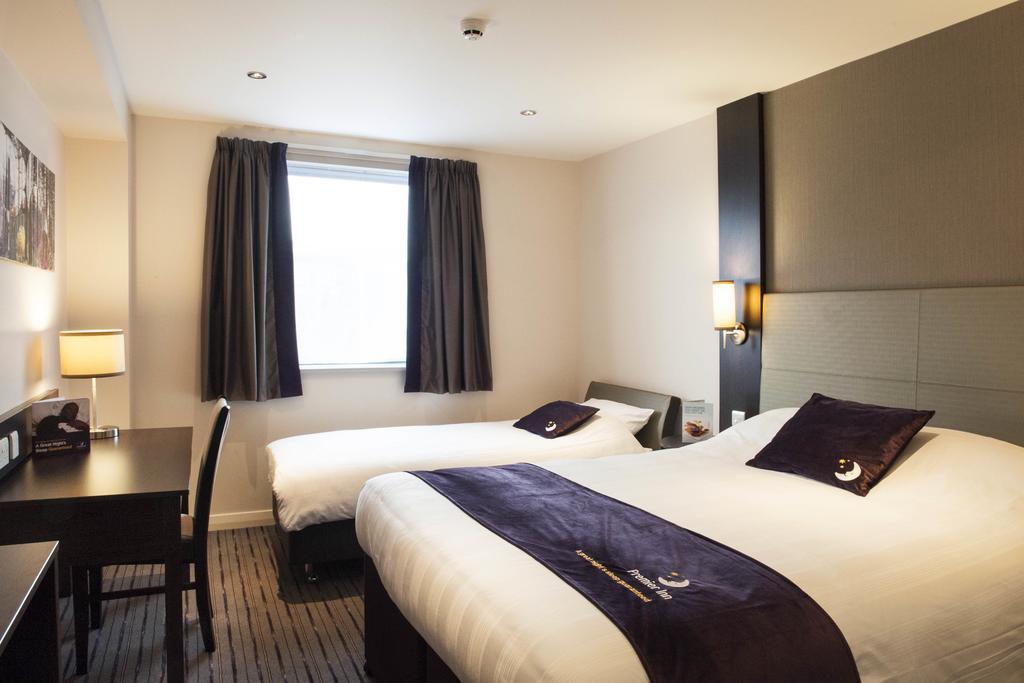 Premier Inn High Wycombe/Beaconsfield Bagian luar foto