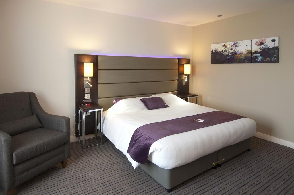 Premier Inn High Wycombe/Beaconsfield Bagian luar foto