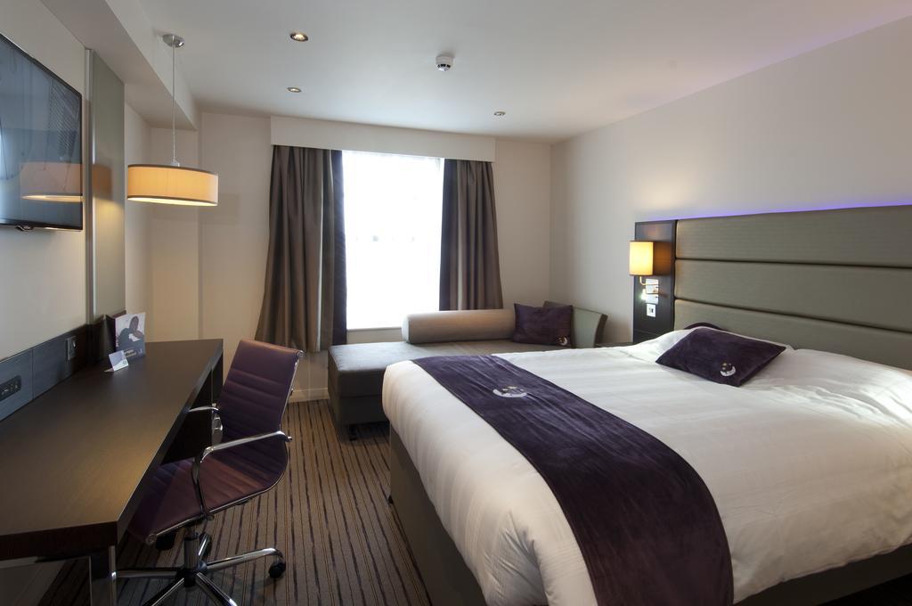 Premier Inn High Wycombe/Beaconsfield Bagian luar foto