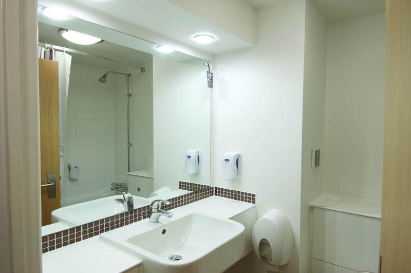Premier Inn High Wycombe/Beaconsfield Bagian luar foto