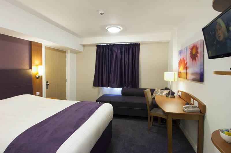 Premier Inn High Wycombe/Beaconsfield Bagian luar foto